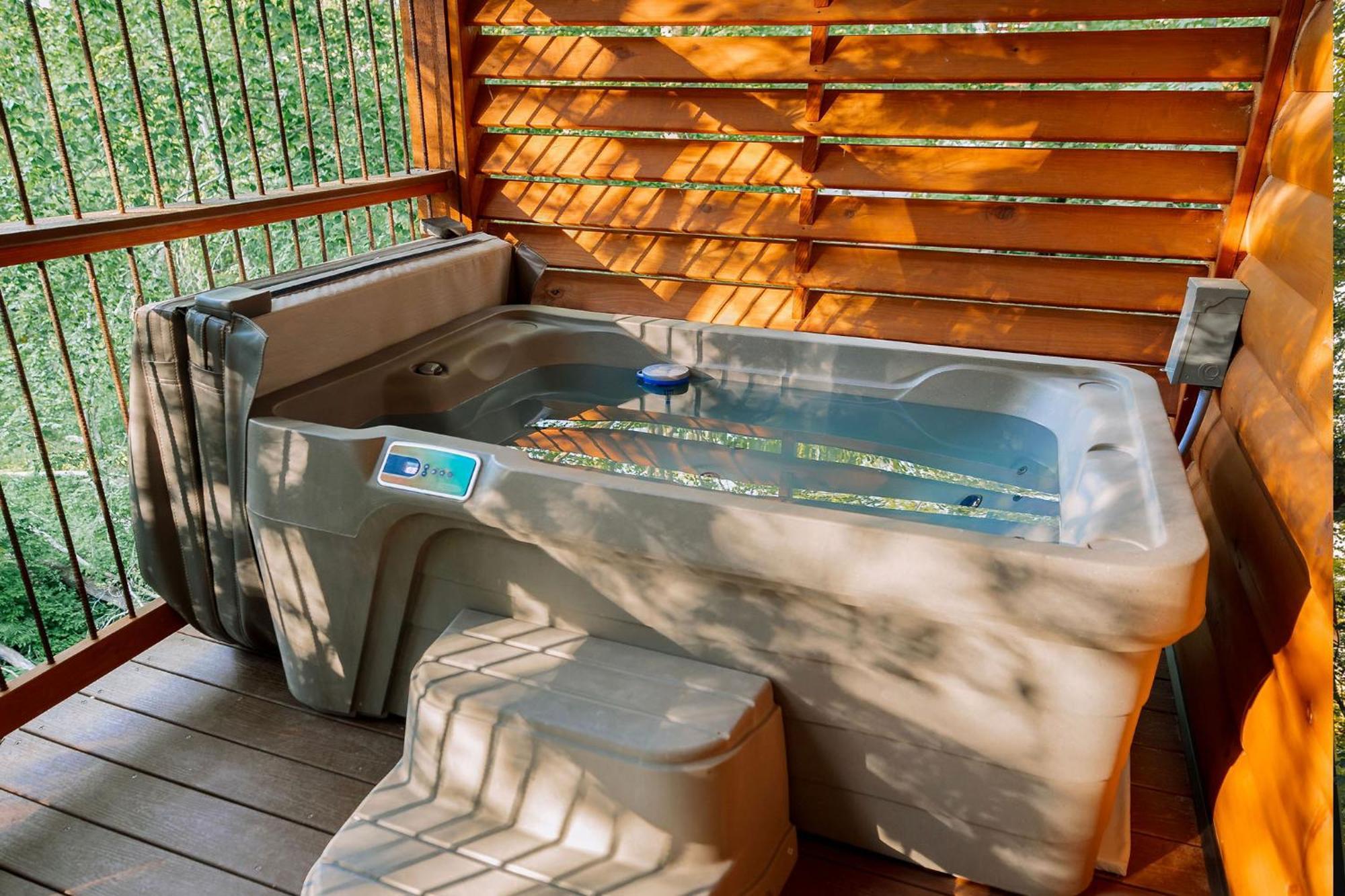 Cricket Hill Treehouse B By Amish Country Lodging Millersburg Esterno foto